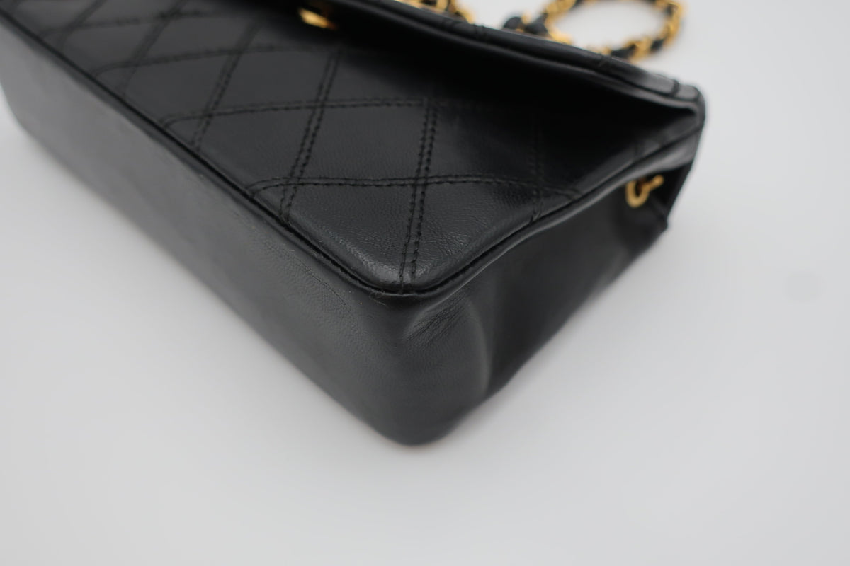 Chanel Vintage Flap con CC Grande – Pelle Nera