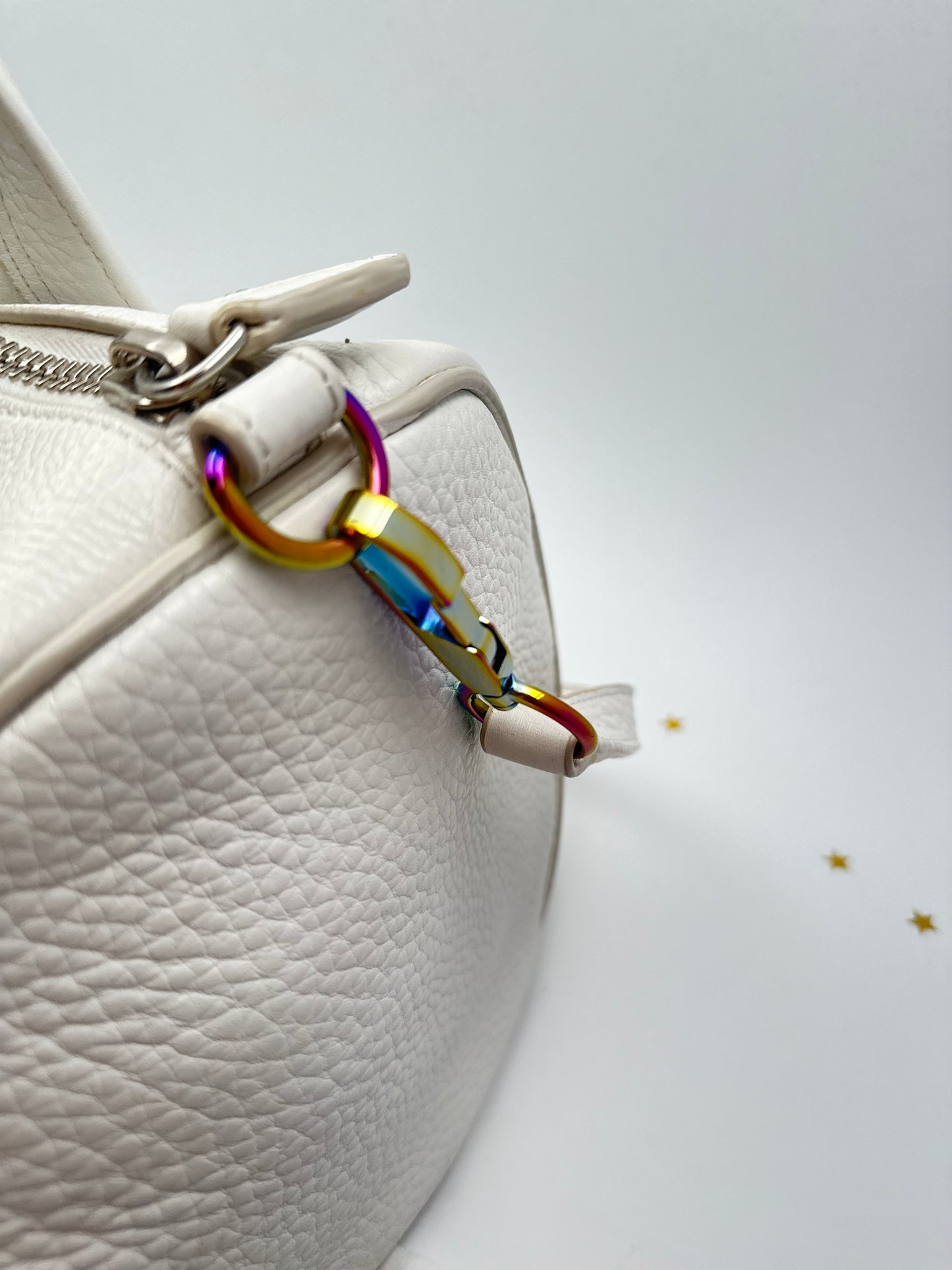 Alexander Wang Rocco Bag in Pelle Martellata Bianca con Borchie Iridescenti