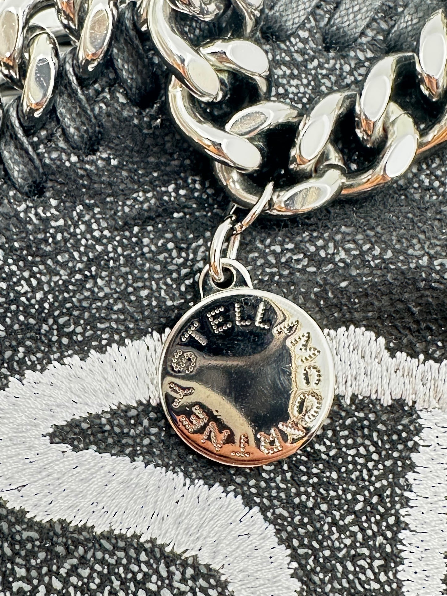 Stella McCartney Falabella Mini Graffiti Logo – Nero