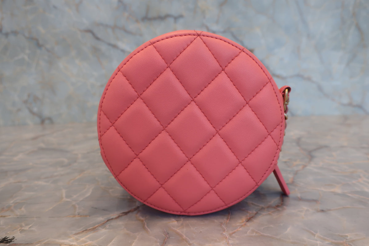 Chanel Round Clutch con Catena - Etoilux