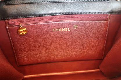 Chanel Matelassé Push Lock Chain Shoulder Bag Pelle di Agnello Nera – 25 cm