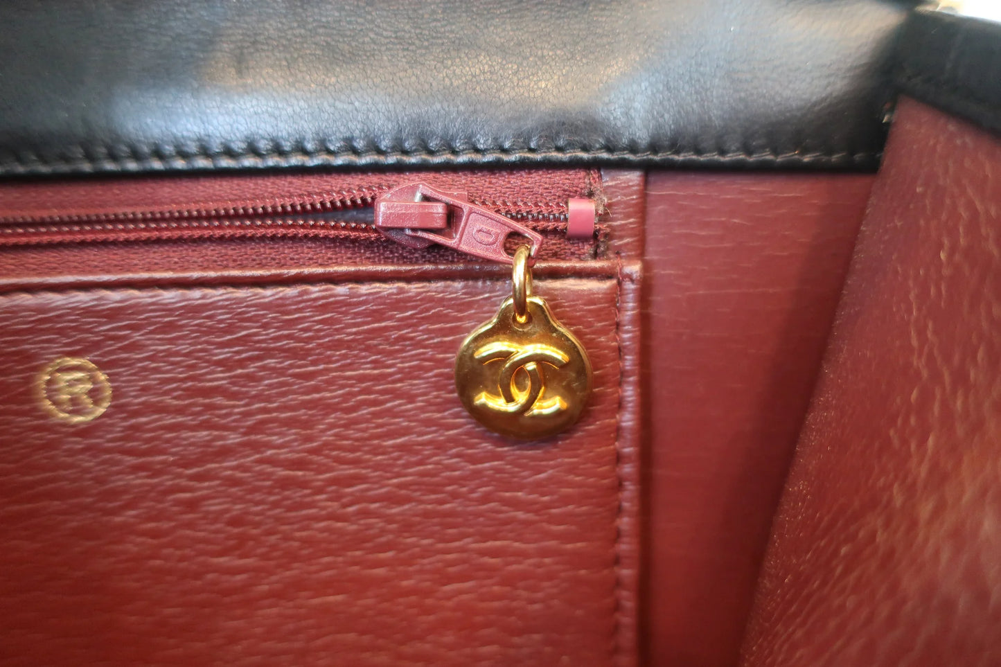 Chanel Matelassé Push Lock Chain Shoulder Bag Pelle di Agnello Nera – 25 cm