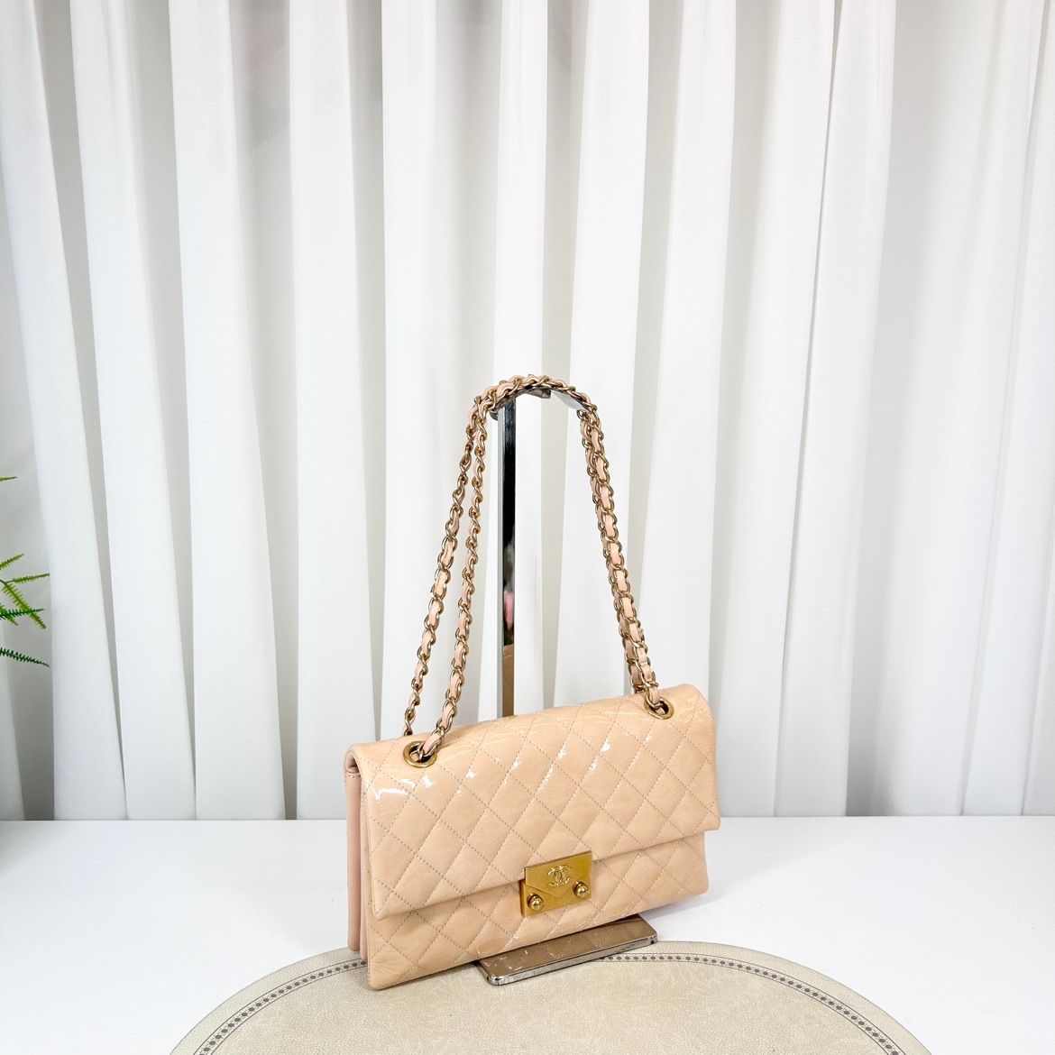 Chanel Classic Flap 21 – Vernice Rosa Cipria – Hardware Oro – Serie 21