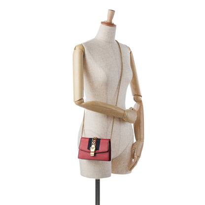Gucci Super Mini Sylvie a Catena – Pelle Rossa con Dettagli Oro