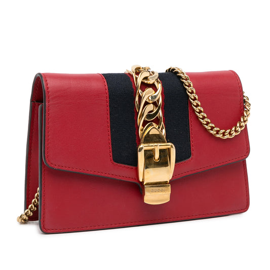 Gucci Super Mini Sylvie a Catena – Pelle Rossa con Dettagli Oro
