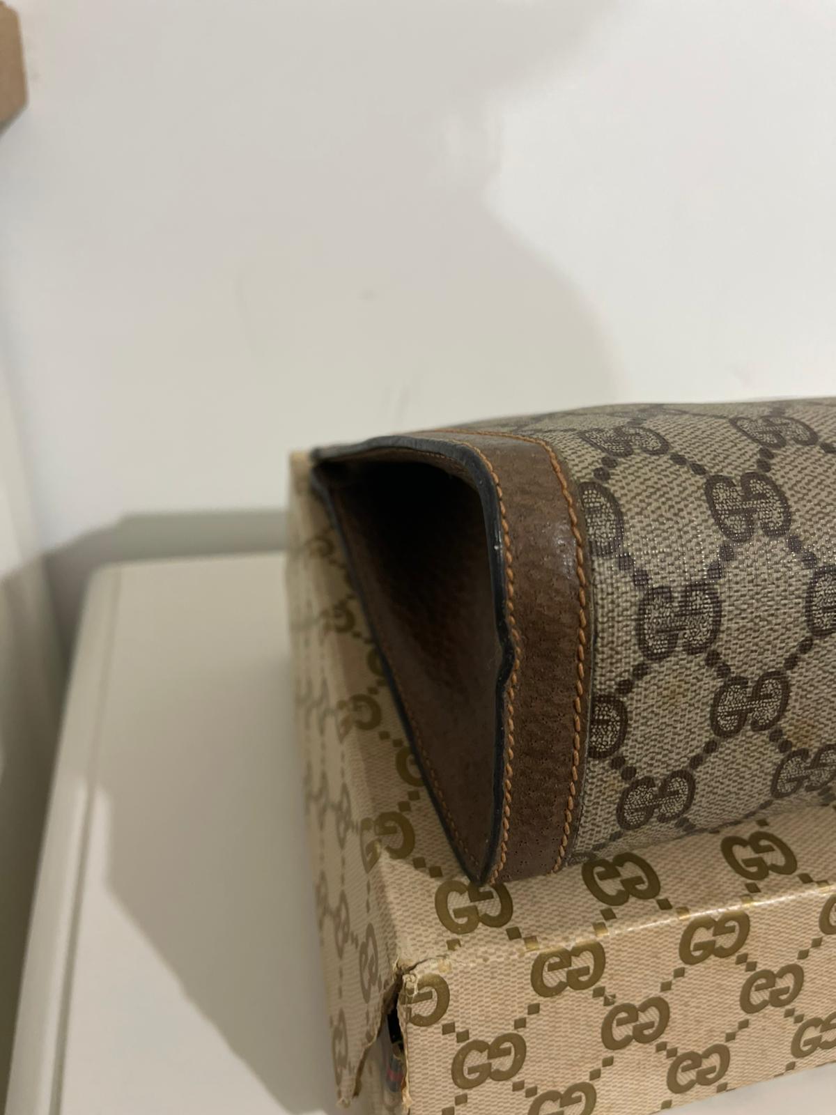 Gucci Clutch Vintage Monogram Canvas con Finiture in Pelle – Brown/Beige