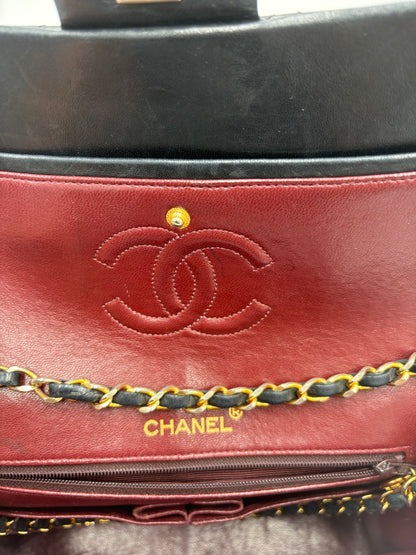 CHANEL Classic Double Flap Media — Pelle di Agnello Trapuntata Nera, Hardware Oro
