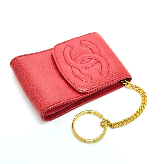 ortasigari Chanel rosso in pelle Caviar con catena dorata e logo CC trapuntato.