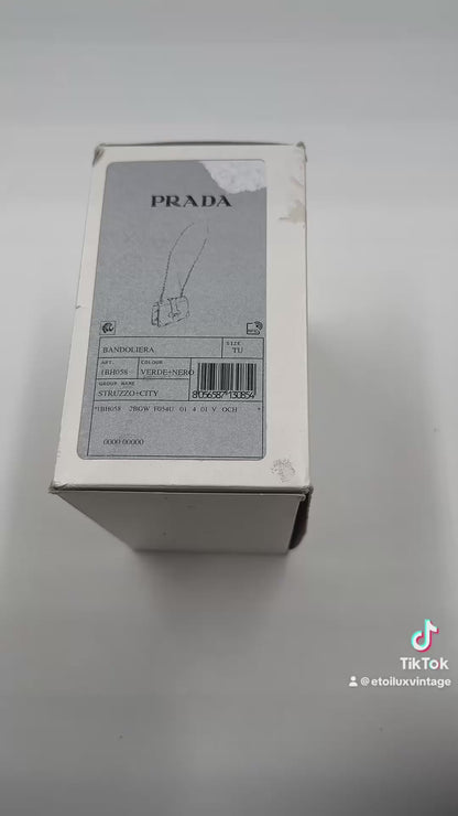 Prada Bandoliera 1BH058 Struzzo + City Verde + Nero – Hardware Oro – Full Set