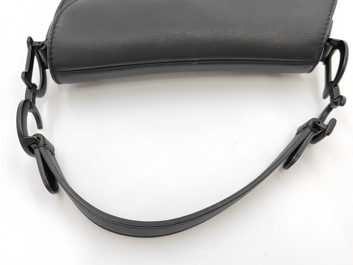 Dior Mini Saddle Ultramatte in Pelle di Vitello Nera con Tracolla Christian Dior – 19,5 cm - Etoilux