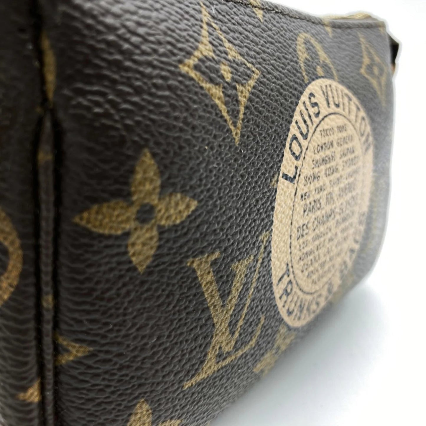 Louis Vuitton Pochette Monogram Trunks & Bags – Edizione Speciale - Etoilux
