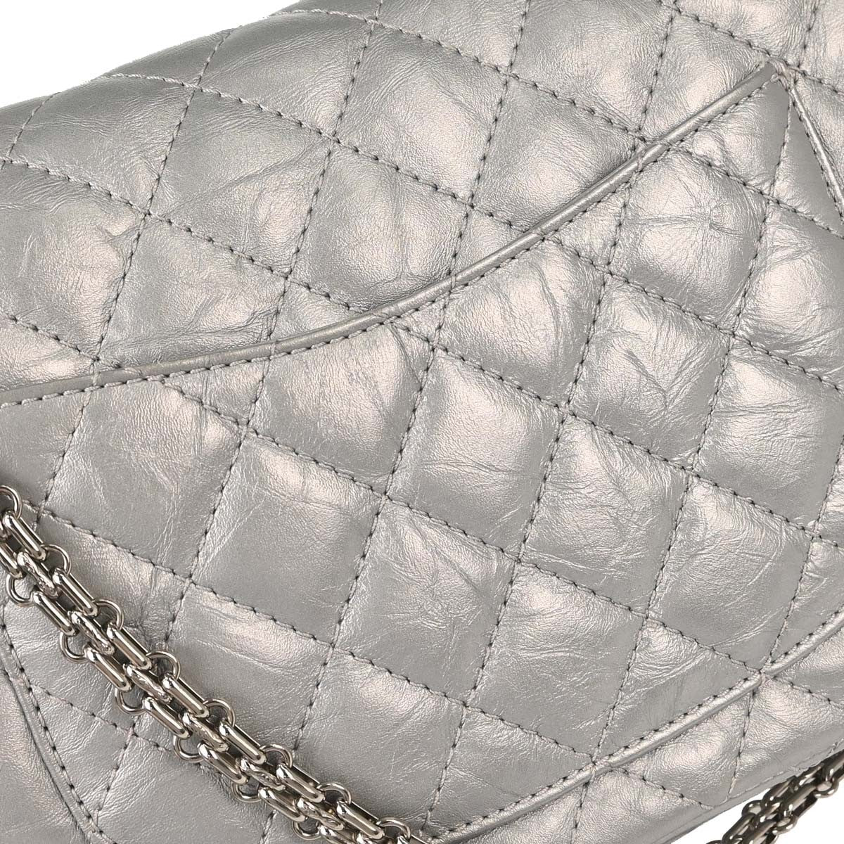 Chanel 2.55 Reissue 226 Doppia Patta Pelle di Vitello Invecchiata Argento Metallizzato – 27 cm - Etoilux