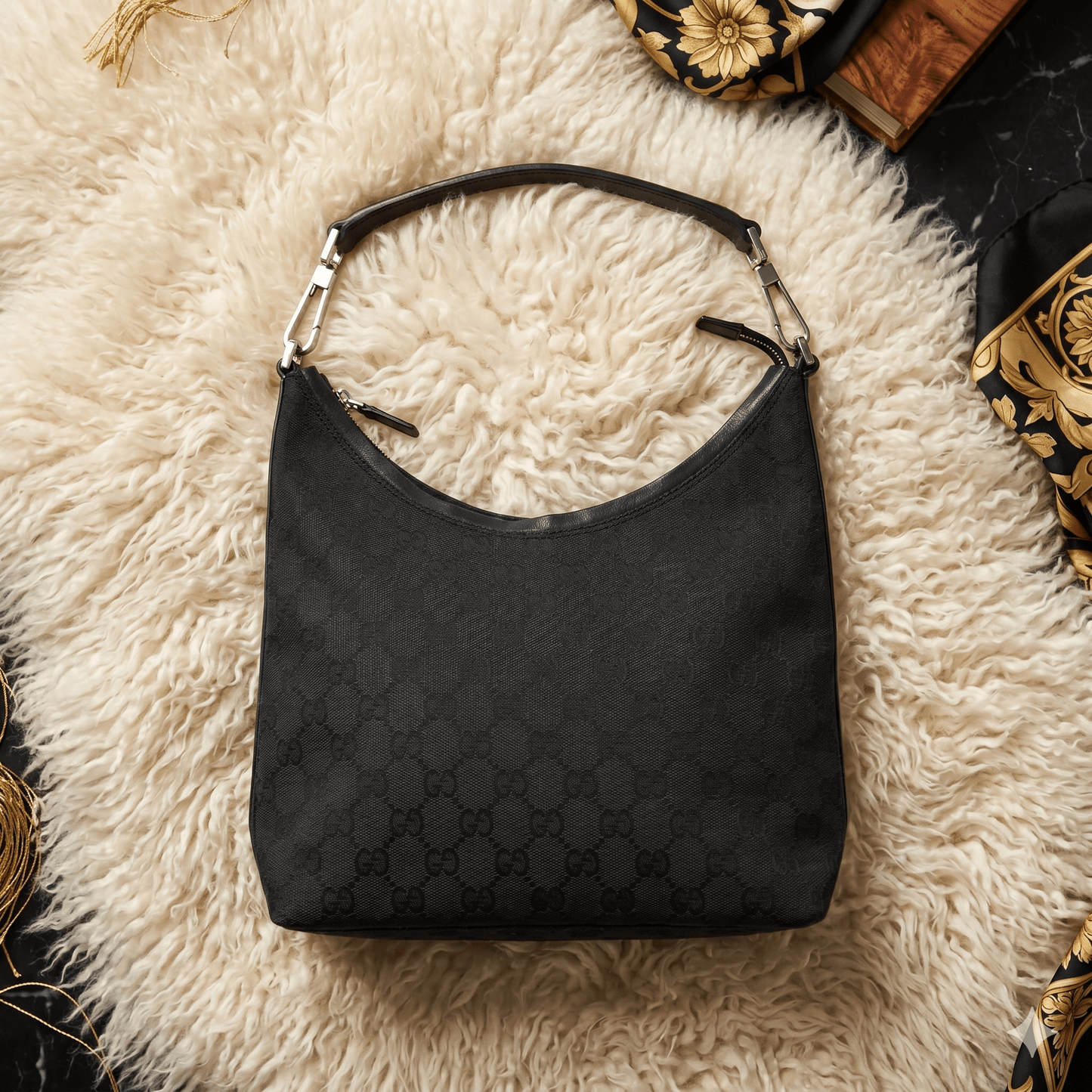 Gucci Vintage Hobo GG Canvas Nera con Manico Hardware Argentato – Misura Media - Etoilux