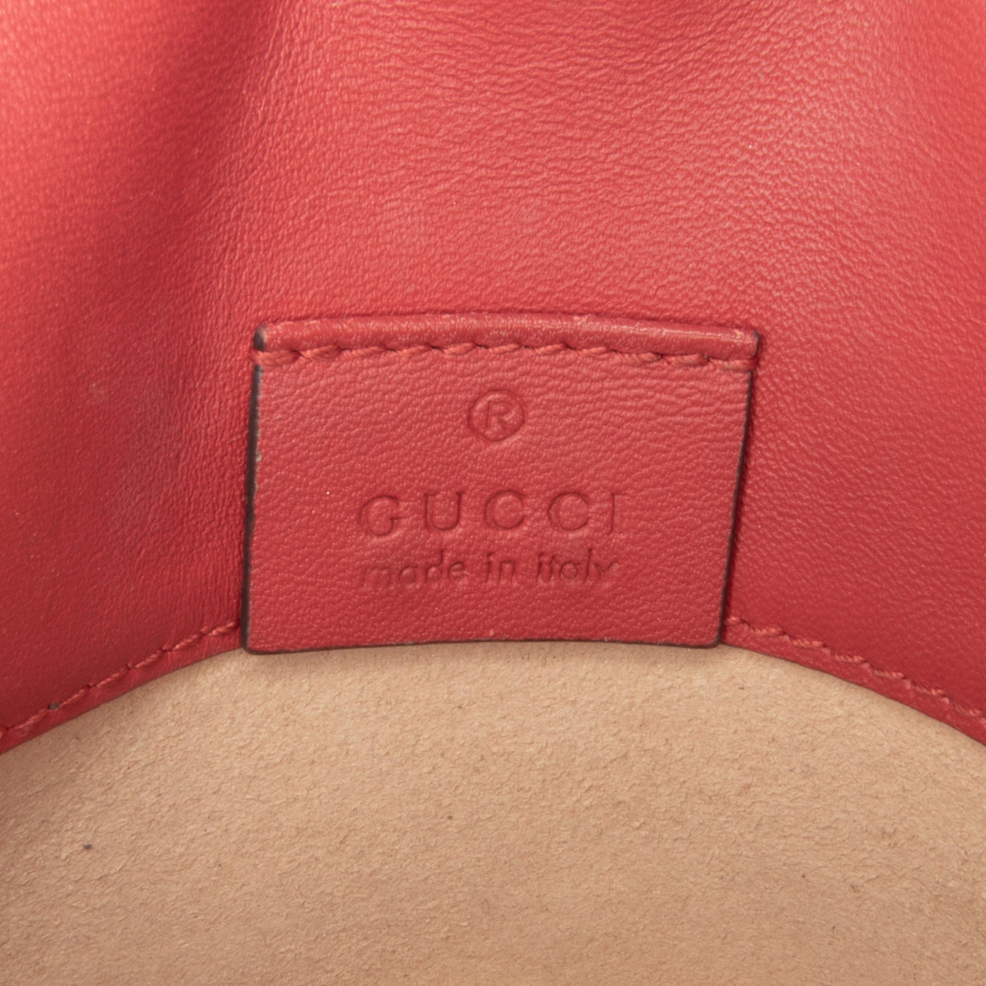 Gucci Super Mini Sylvie a Catena – Pelle Rossa con Dettagli Oro - Etoilux