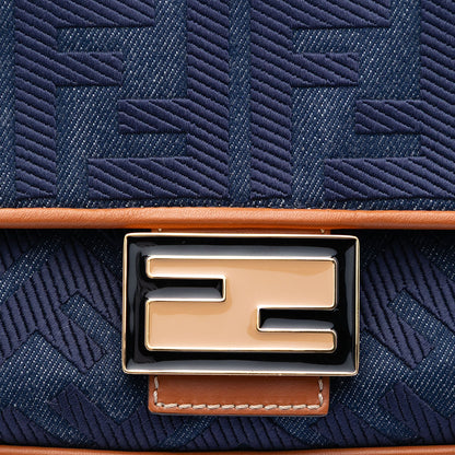 Fendi Baguette Media Jacquard FF Effetto Denim Blu & Pelle Cuoio – 27 cm - Etoilux