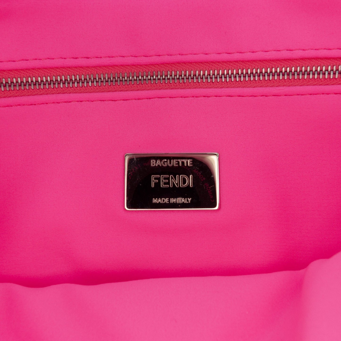 Fendi Baguette FF Embossed Tessuto Tecnico Rosa – 27 cm - Etoilux
