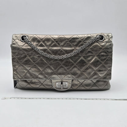 Chanel 2.55 Reissue Flap Pelle di Vitello Metallizzata Argento Anticato (2006–2008) – 30 cm - Etoilux
