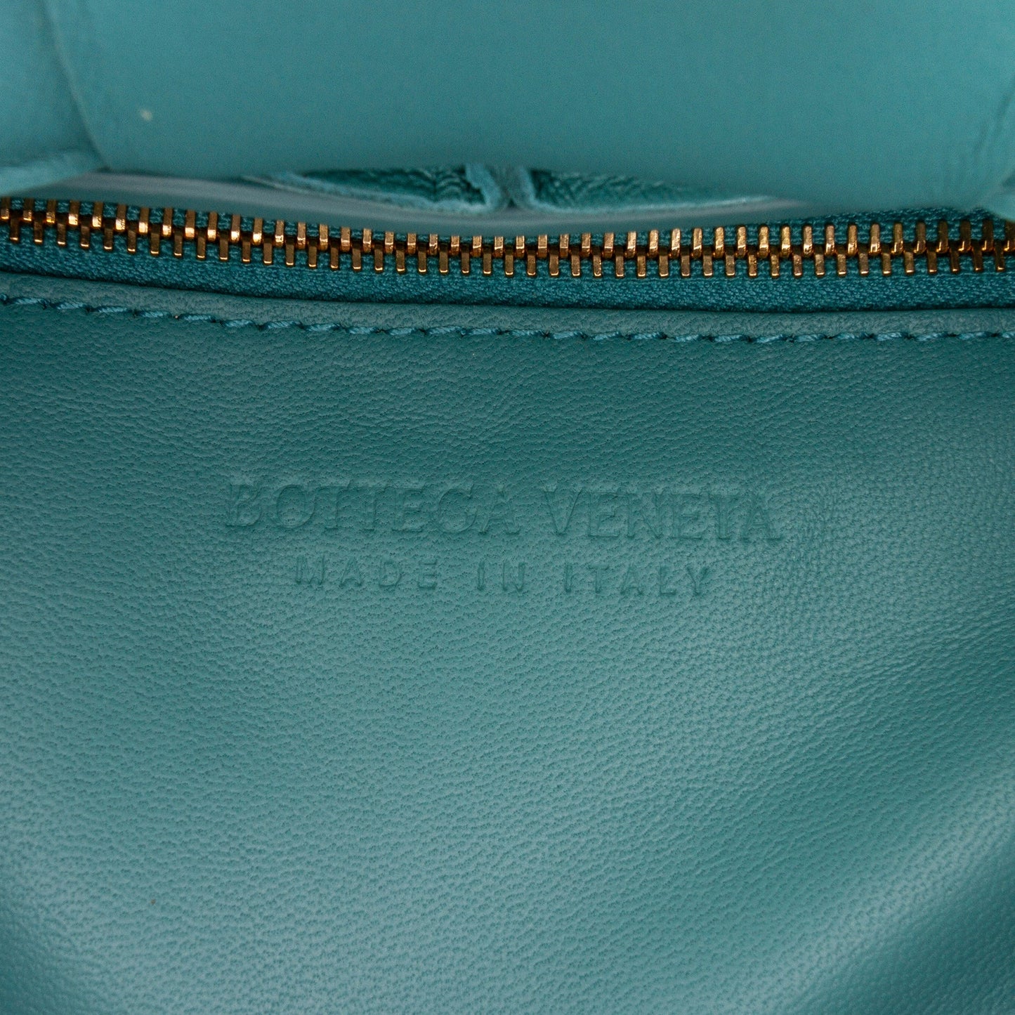 Bottega Veneta – Padded Cassette in pelle nappa blu con catena dorata – 18 x 26 x 6 cm - Etoilux