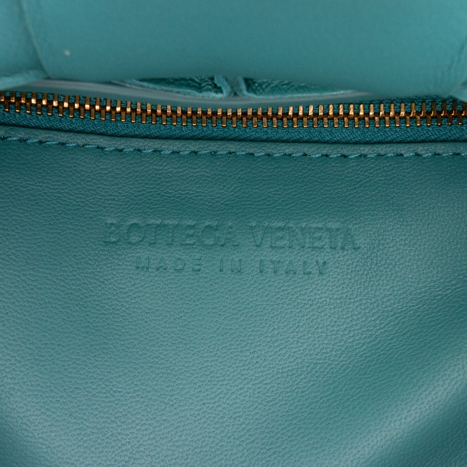 Bottega Veneta – Padded Cassette in pelle nappa blu con catena dorata – 18 x 26 x 6 cm - Etoilux