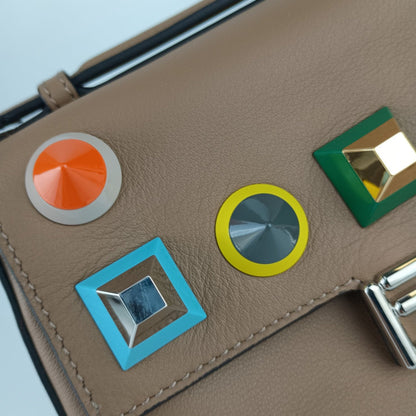 Fendi Nano Baguette Charm Pelle Beige Borchie Multicolor – 18 cm - Etoilux