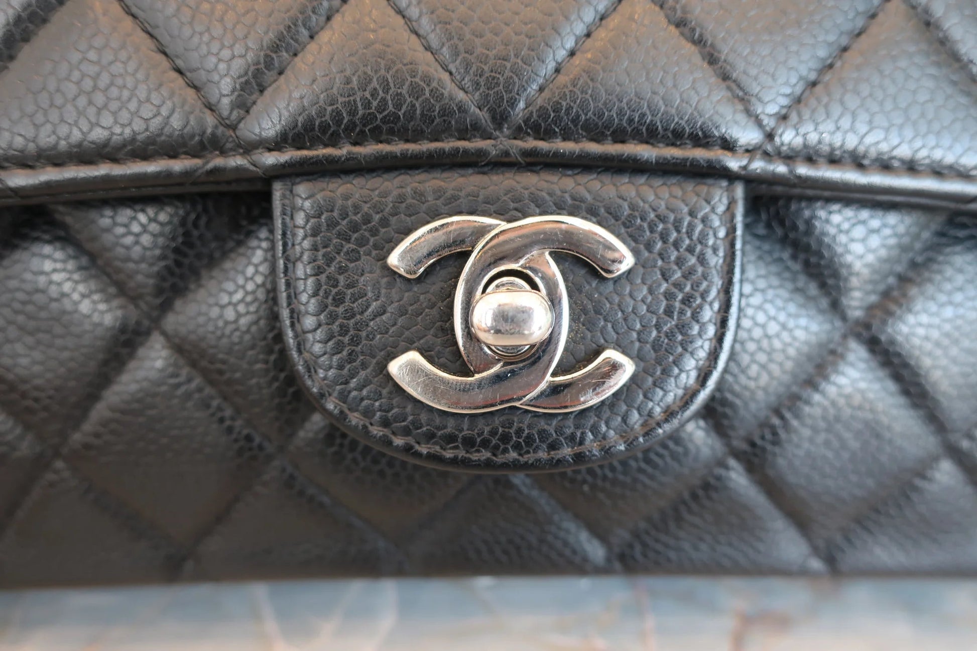 Chanel Matelassé Doppia Patta e Doppia Catena Pelle Caviar Nera – 25 cm - Etoilux