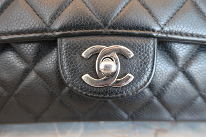 Chanel Matelassé Doppia Patta e Doppia Catena Pelle Caviar Nera – 25 cm - Etoilux