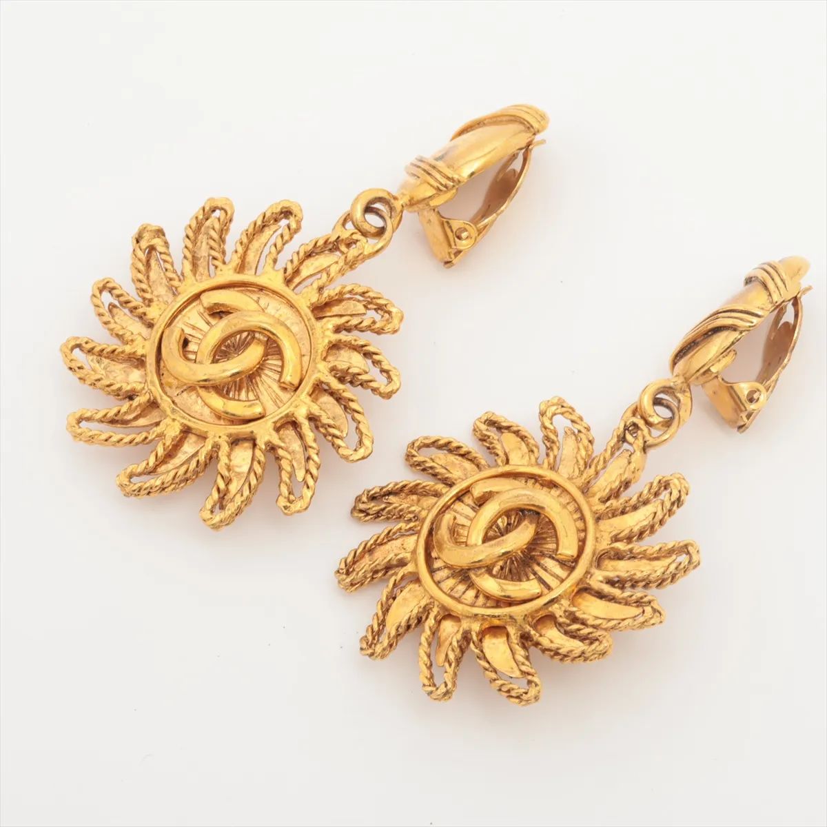 Chanel Orecchini Vintage Soleil CC Clip Metallo Dorato — Collezione 94A, 1994 - Etoilux