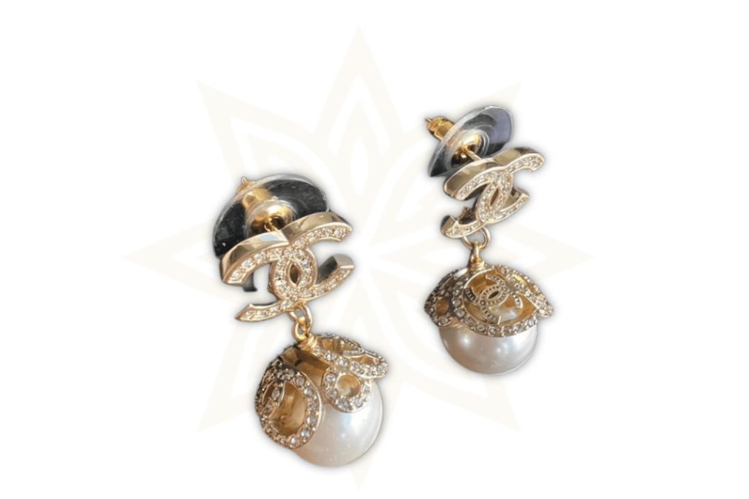 Chanel Orecchini Pendente Perla & Logo CC con Cristalli - Etoilux