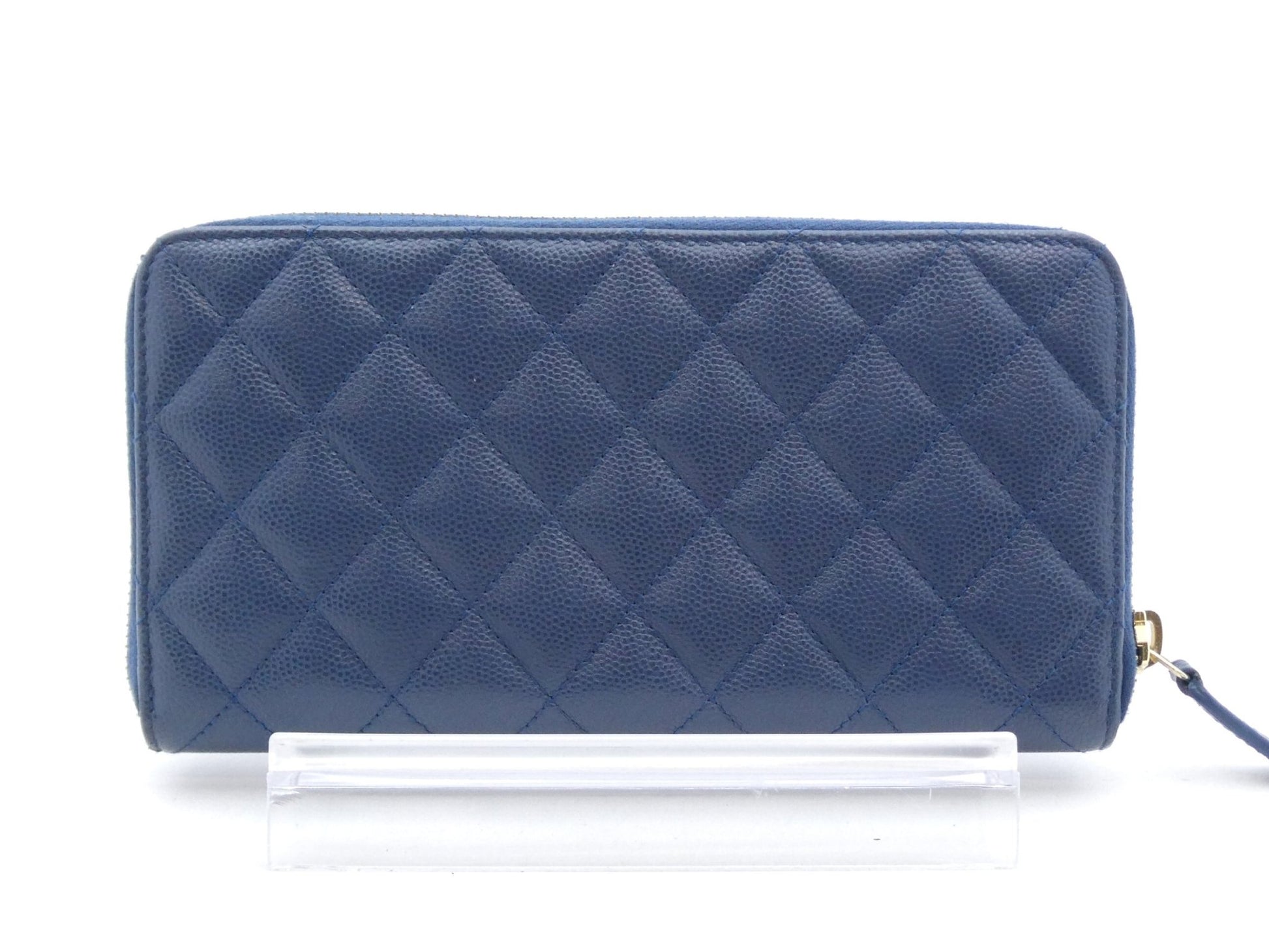 Chanel Portafoglio Matelassé Zippy Caviar Blu Navy – Hardware Oro – 19 cm - Etoilux