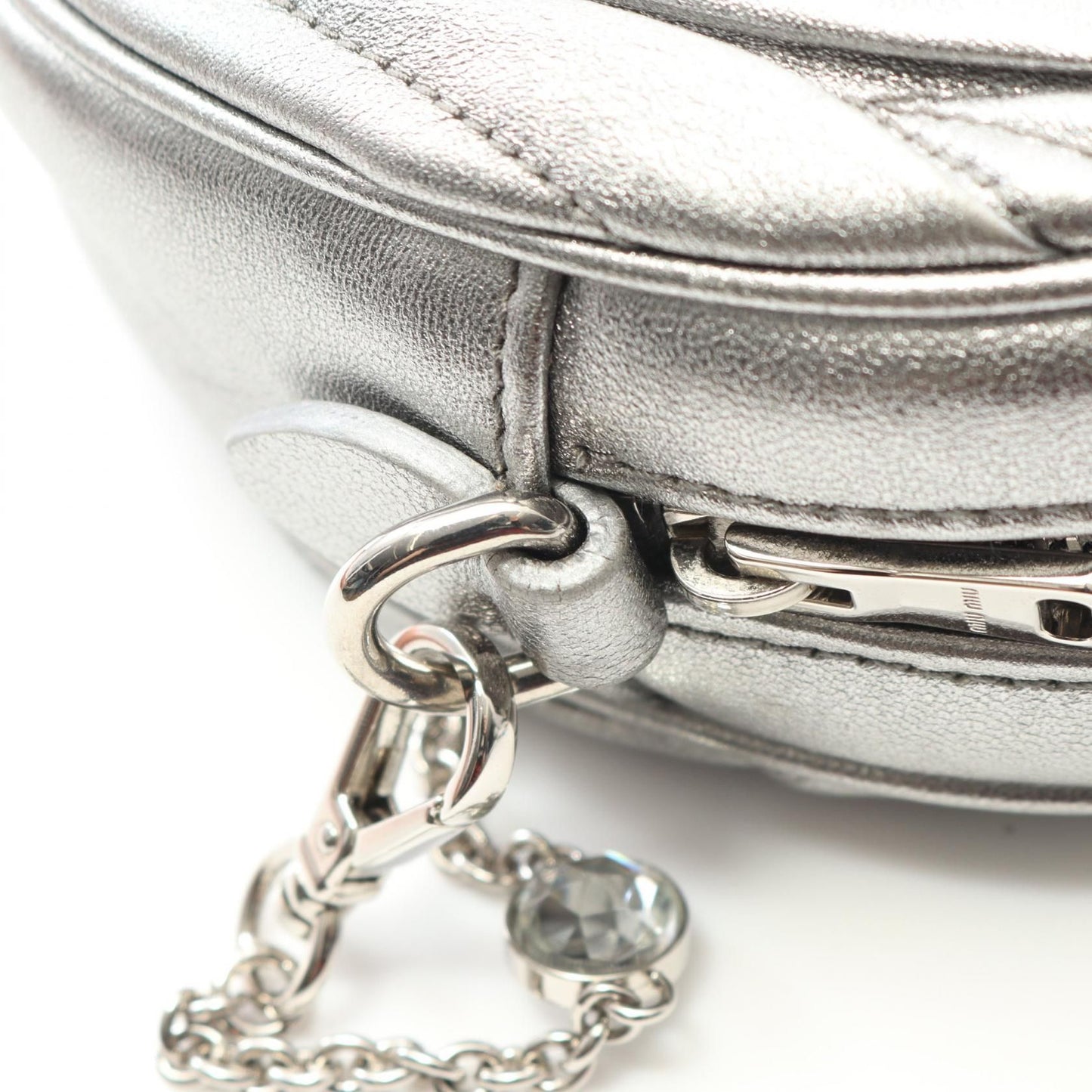 Miu Miu Matelassé Round Crossbody – Pelle Metallizzata Argento con Tracolla a Catena Cristalli – 15 cm - Etoilux