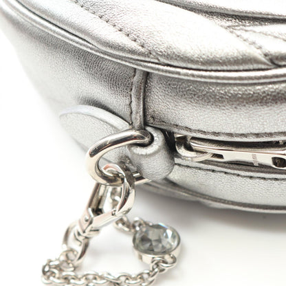 Miu Miu Matelassé Round Crossbody – Pelle Metallizzata Argento con Tracolla a Catena Cristalli – 15 cm - Etoilux