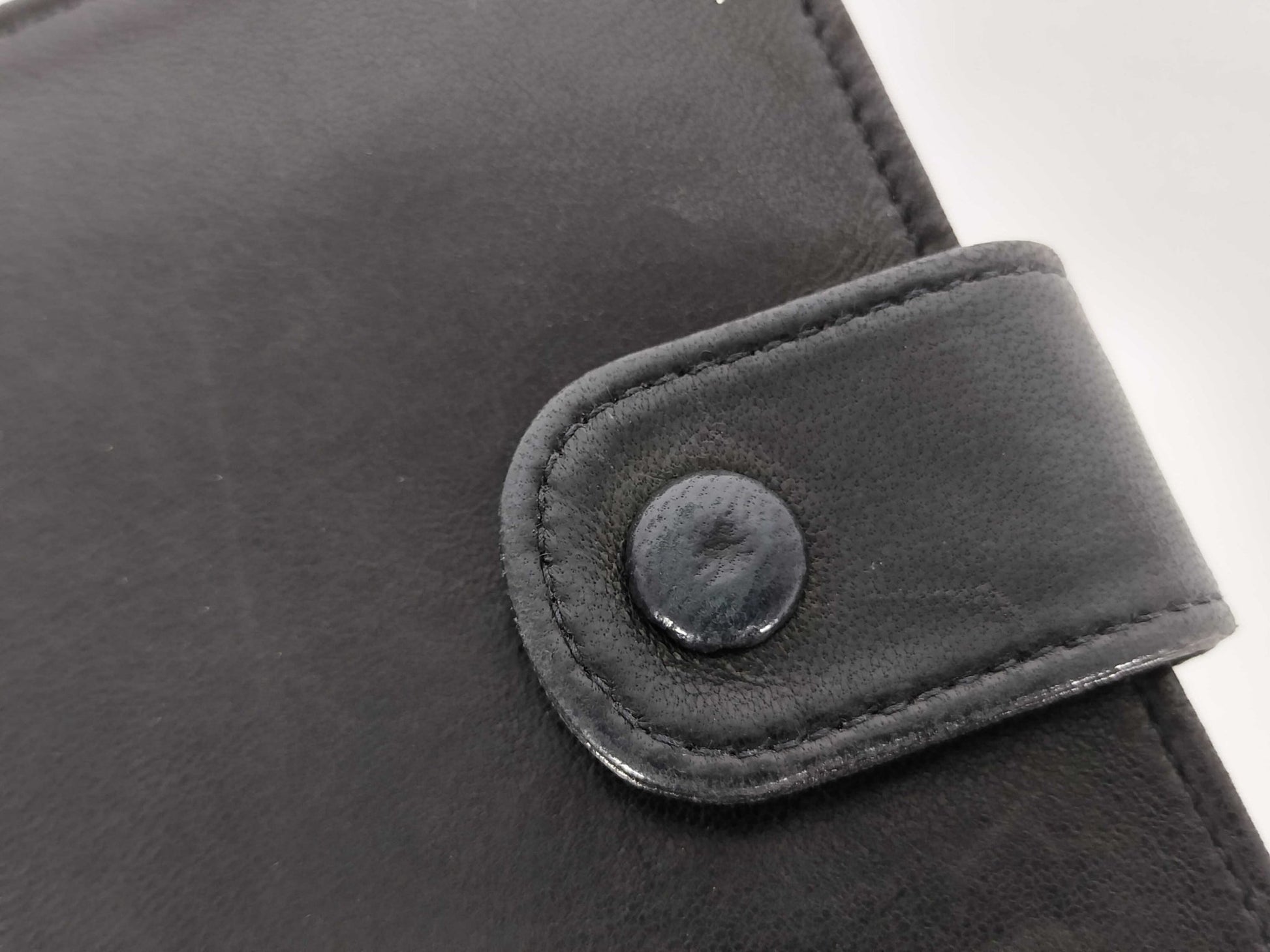 Chanel Portafoglio Compatto Timeless CC Pelle di Agnello Nera – Vintage 11,5 cm - Etoilux