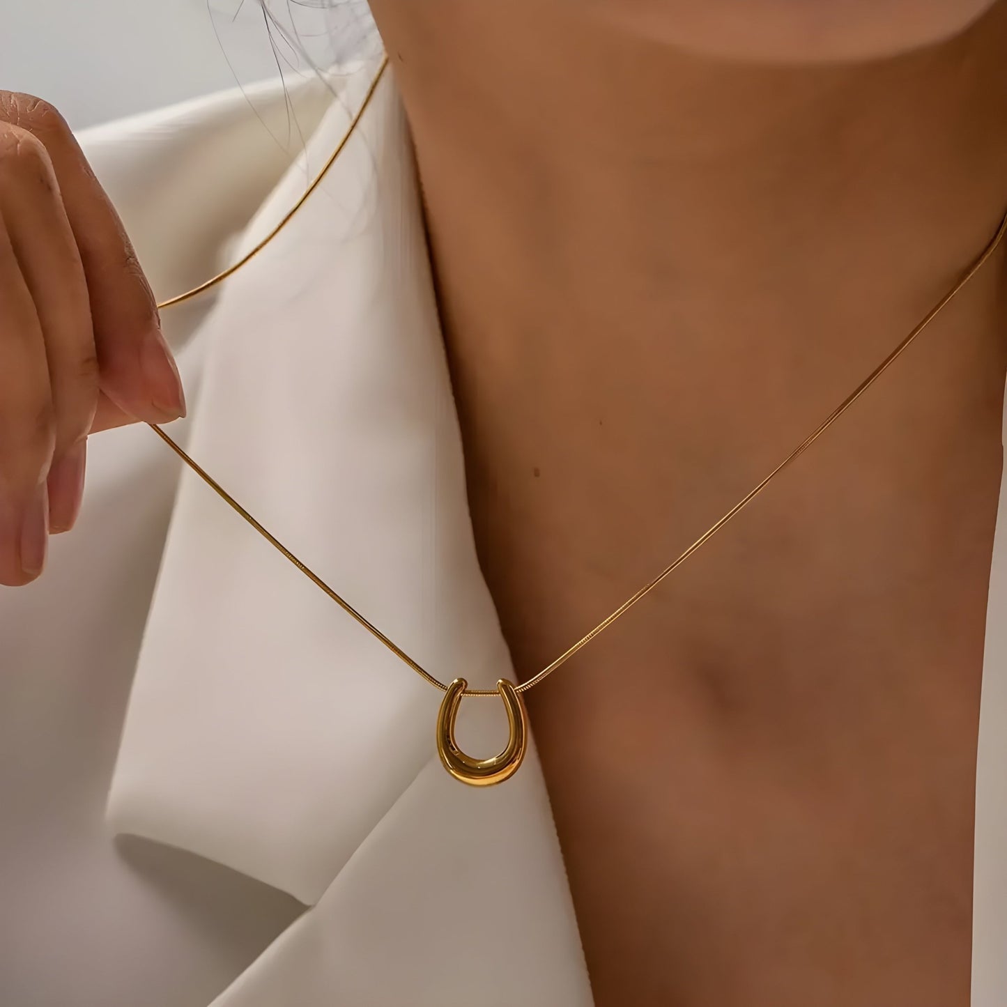 BEHI HORSESHOE NECKLACE - Etoilux