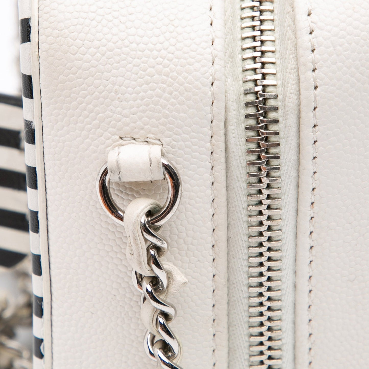 Chanel Small Filigree CC Vanity Case Caviar Bianco con Profili a Righe Nere – 2019 - Etoilux