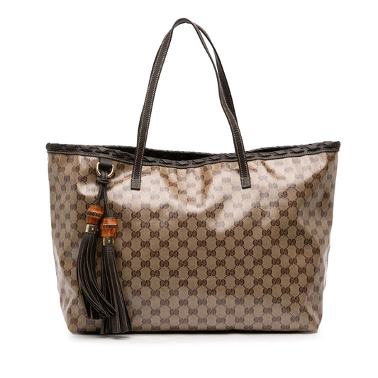 Gucci Peggy Tote GG Crystal canvas marrone vista frontale, dettaglio charm bamboo nappa pelle, bordo superiore intrecciato artigianale, interno fodera marrone con patch Gucci Made in Italy