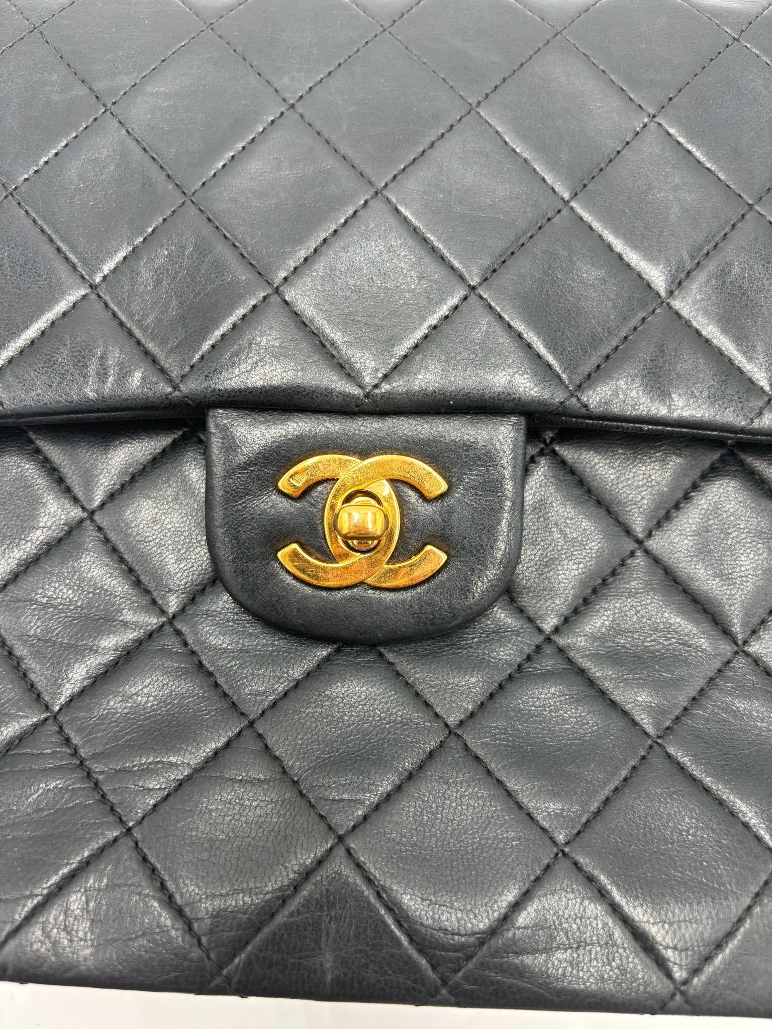 CHANEL Classic Double Flap Media — Pelle di Agnello Trapuntata Nera, Hardware Oro - Etoilux