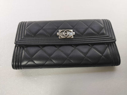 portafoglio Chanel Boy Flap nero agnello trapuntato trim scanalato placca CC silver