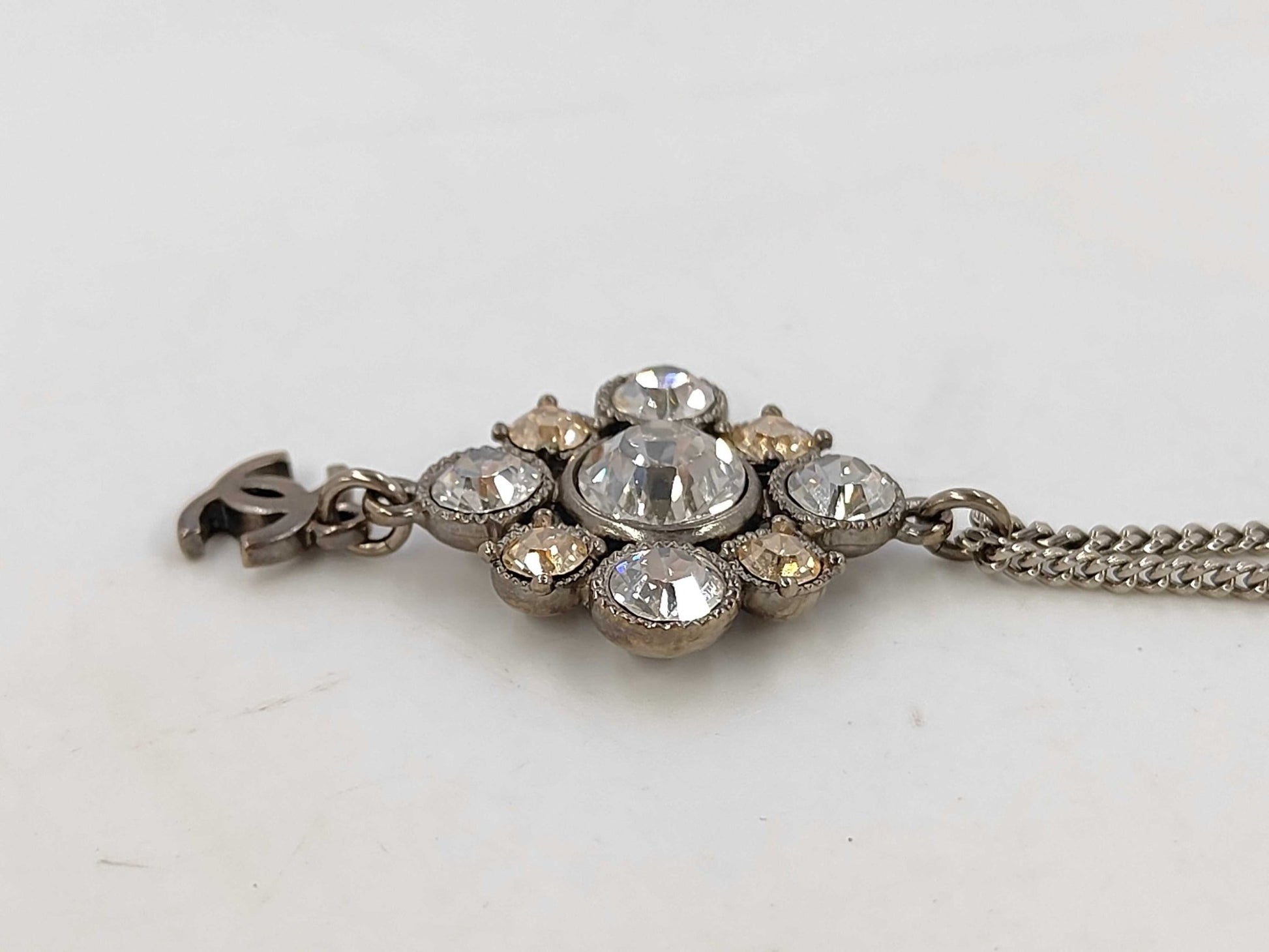 Chanel Collana Pendente Cristalli CC Argento – Catena 25 cm - Etoilux