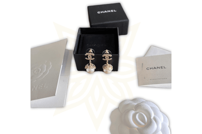 Chanel Orecchini Pendente Perla & Logo CC con Cristalli - Etoilux