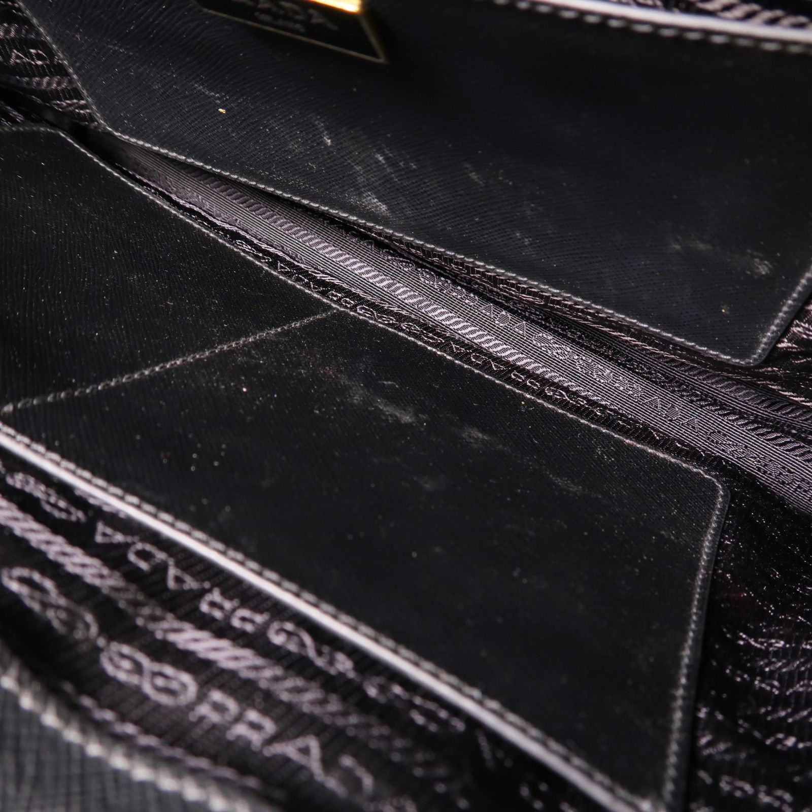 Prada Galleria Medium in Saffiano Nero con finiture dorate - Etoilux