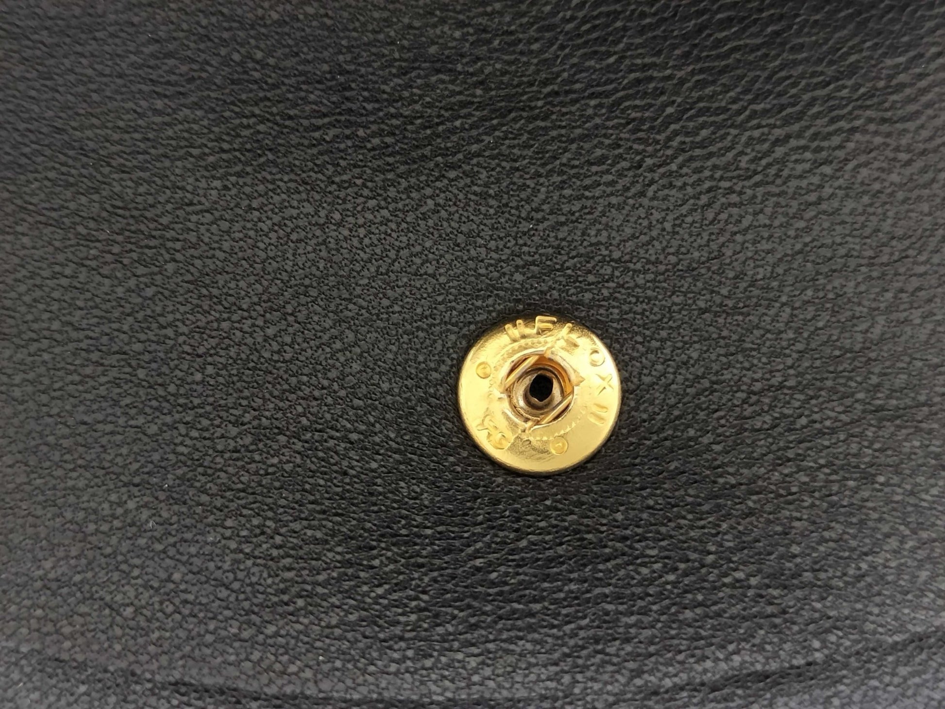 Chanel Portafoglio Compatto Timeless CC Pelle di Agnello Nera – Vintage 11,5 cm - Etoilux