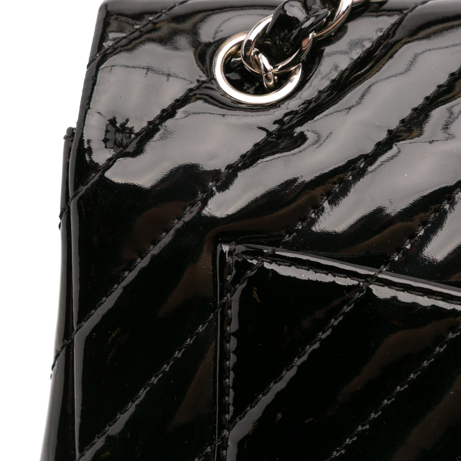 Chanel – Maxi Classic Chevron Patent Single Flap in pelle verniciata nera - Etoilux