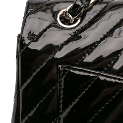 Chanel – Maxi Classic Chevron Patent Single Flap in pelle verniciata nera - Etoilux