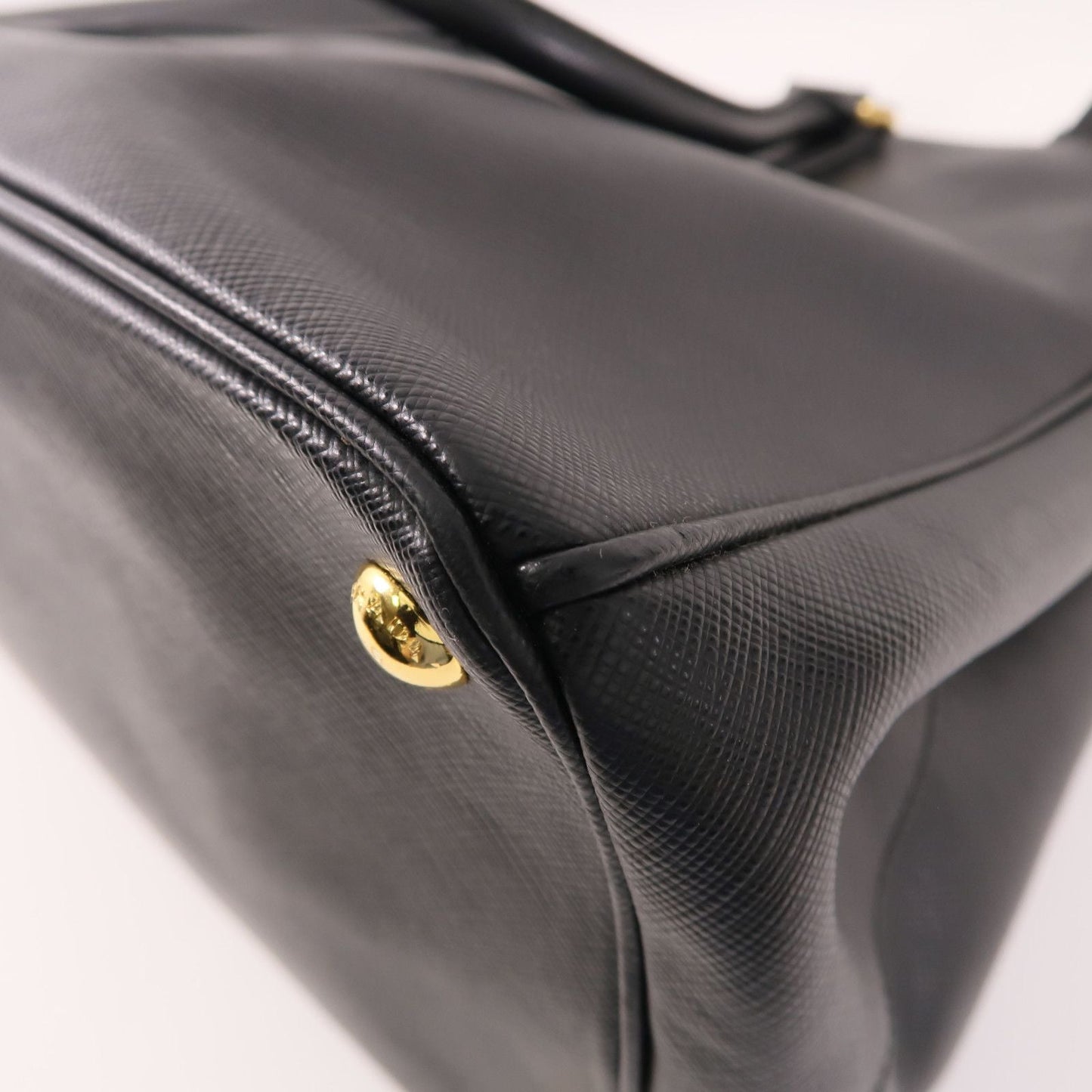 Prada Galleria Medium in Saffiano Nero con finiture dorate - Etoilux