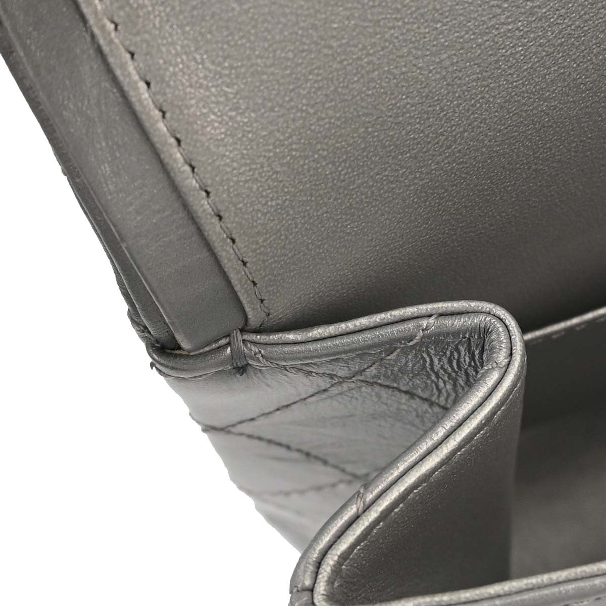 Chanel 2.55 Reissue 226 Doppia Patta Pelle di Vitello Invecchiata Argento Metallizzato – 27 cm - Etoilux