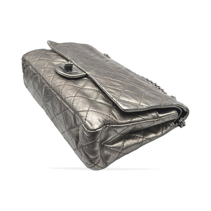 Chanel 2.55 Reissue Flap Pelle di Vitello Metallizzata Argento Anticato (2006–2008) – 30 cm - Etoilux