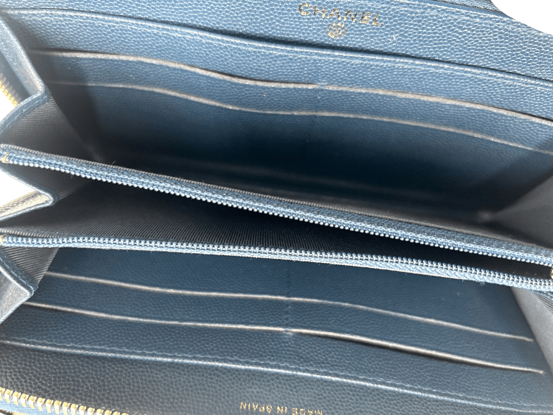 Chanel Portafoglio Matelassé Zippy Caviar Blu Navy – Hardware Oro – 19 cm - Etoilux