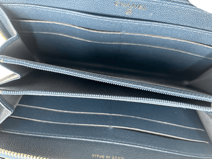 Chanel Portafoglio Matelassé Zippy Caviar Blu Navy – Hardware Oro – 19 cm - Etoilux