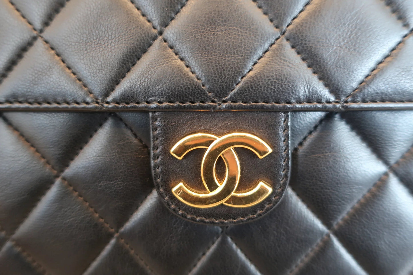 Chanel Matelassé Push Lock Chain Shoulder Bag Pelle di Agnello Nera – 25 cm - Etoilux