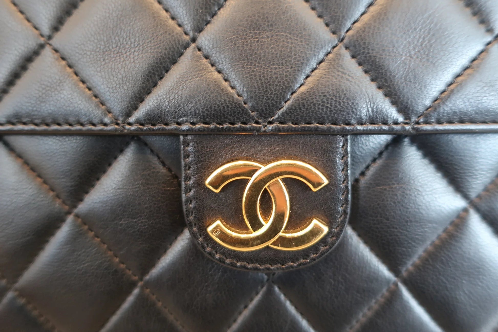 Chanel Matelassé Push Lock Chain Shoulder Bag Pelle di Agnello Nera – 25 cm - Etoilux